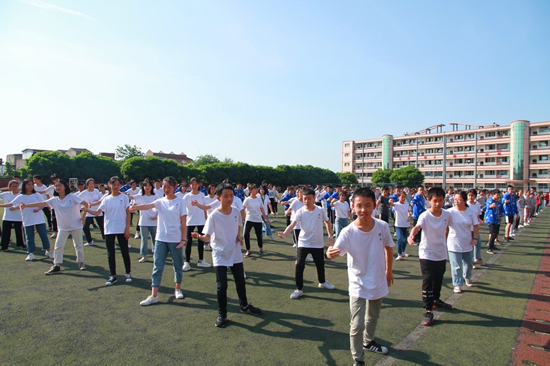 壯觀！三千多學(xué)生在江安中學(xué)運動場比賽打太極